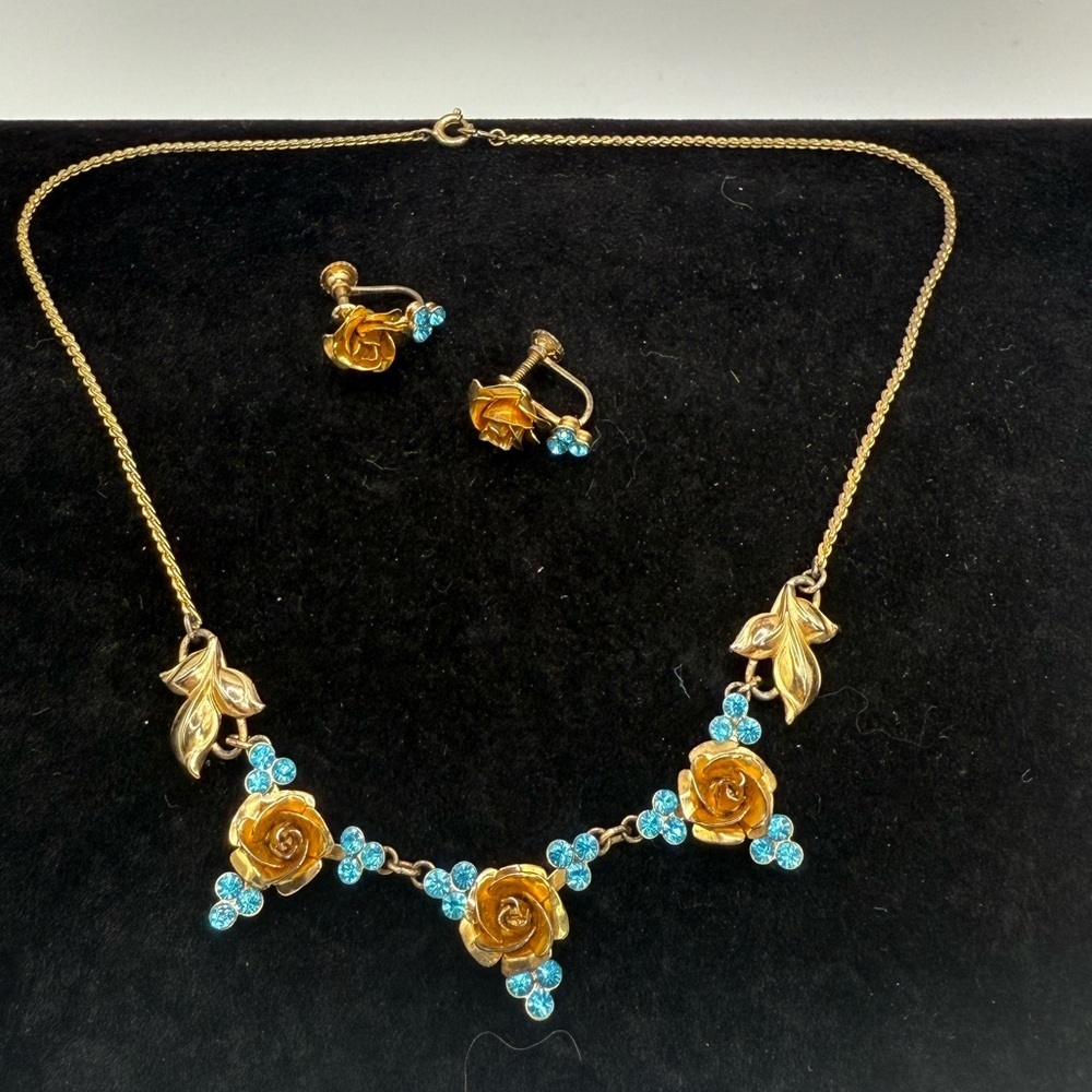 Mid 20th century Gold and Blue Vintage Necklace set with Floral Accents